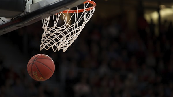 NBA一周精彩扣篮合集：空中接力与隔人暴扣瞬间